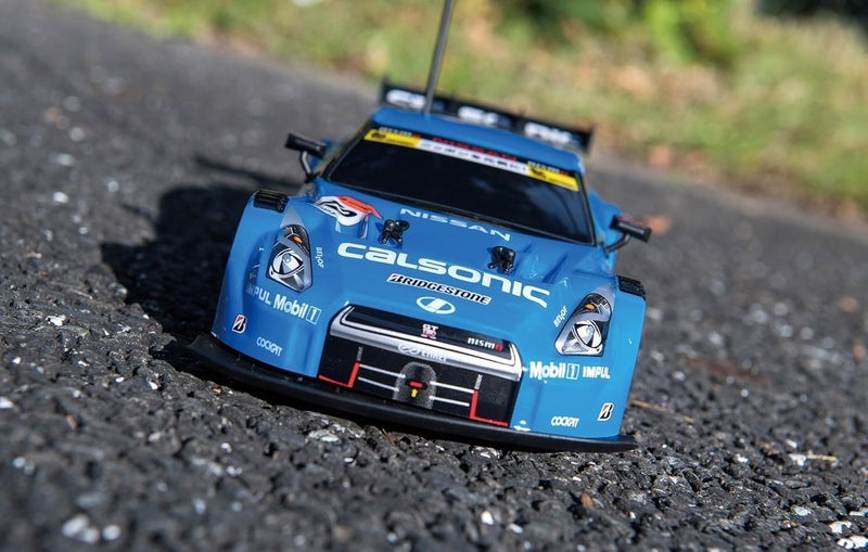 D-Power دي باور - 1:16 نيسان جي تي آر (R35) GT500 سيارة تحكم عن بعد – 2.4GHz، بطارية قابلة للشحن، تصميم سيارة سباق رسمية، للأطفال من عمر 6 سنوات فما فوق - Image 3